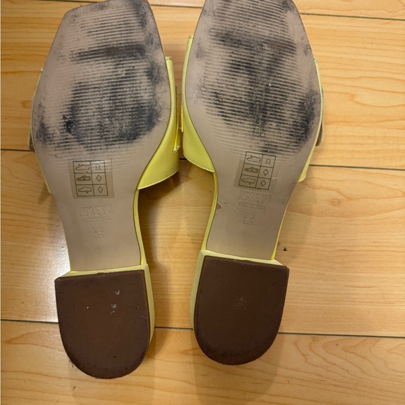 Yellow buckle slide Maeve sandals Size: US 5-5.5 / EU 36 - Picture 3 of 3